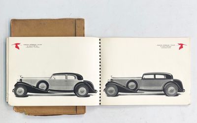 un livre ouvert sur lequel figurent un dessin et une photo d'une voiture