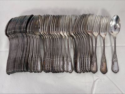 plusieurs fourchettes et cuillères disposées sur une table