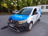 une camionnette bleue et blanche garée sur un parking