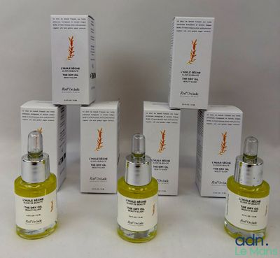 quatre flacons de produits de soin pour la peau alignés les uns à côté des autres