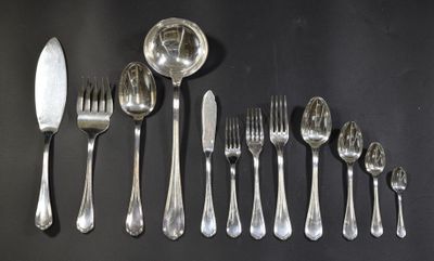 beaucoup de cuillères et de fourchettes sur la table