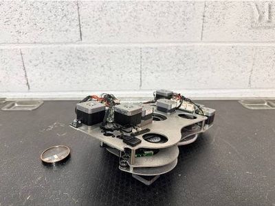une image représentant un petit robot posé sur une table