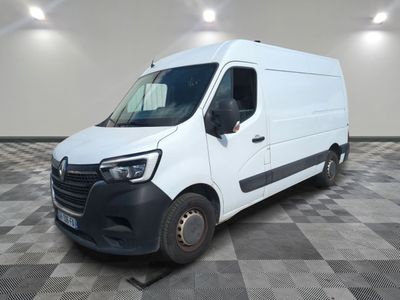 la camionnette blanche est garée sur un sol carrelé en damier