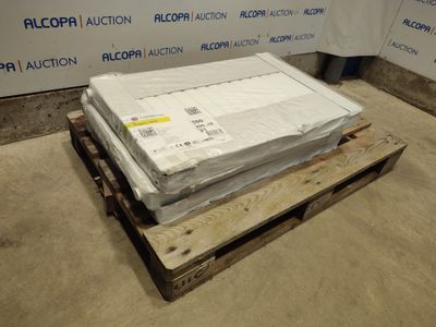 un matelas posé sur une palette devant un mur