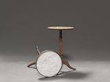 une image représentant une petite table avec un plateau en marbre et des pieds en bois