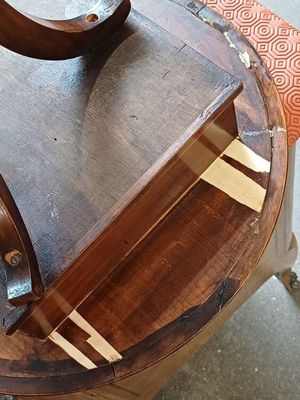 une table en bois sur laquelle est posée une poignée en bois