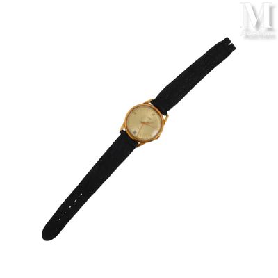 un gros plan d'une montre avec un bracelet noir sur fond blanc