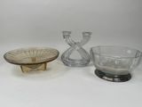 trois bols en verre et un bol posé sur un socle, le tout sur une surface blanche