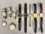 un grand nombre de montres posées sur une table