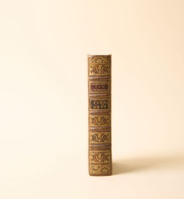un vieux livre posé sur une table