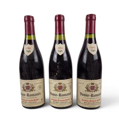 trois bouteilles de vin sont alignées sur une surface blanche