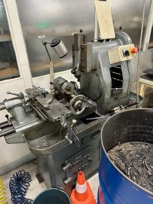 une machine qui travaille sur quelque chose