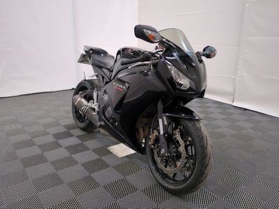 une moto noire garée sur un sol à damier