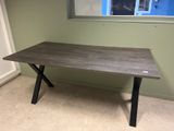 une image représentant une table dans une pièce avec une fenêtre