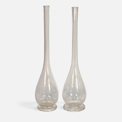 deux vases en verre transparent posés sur une surface blanche