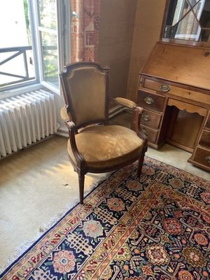 une chaise qui se trouve devant un bureau