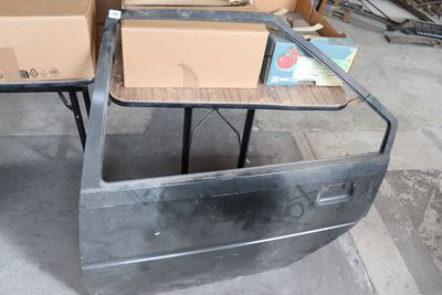 deux cartons posés sur une table dans un garage
