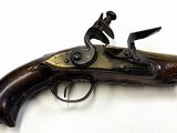 un vieux pistolet sur lequel est assis un homme