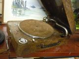 un vieux tourne-disque posé sur une table à côté d'une lampe