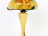 une lampe posée sur une table