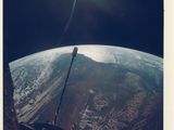 une vue de la Terre depuis le hublot d'une navette spatiale