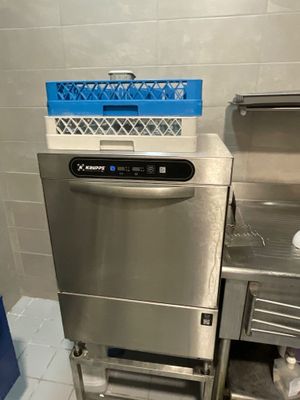 un lave-vaisselle en acier inoxydable dans une cuisine, à côté d'un évier