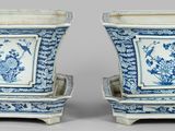 une paire de vases bleus et blancs ornés de fleurs et d'oiseaux