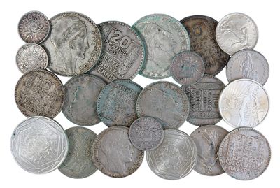 de nombreuses pièces anciennes sur fond blanc