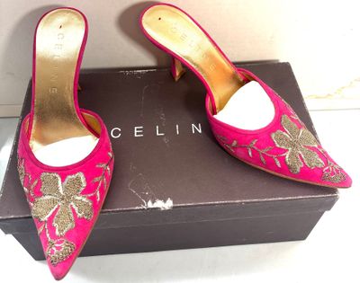 un gros plan sur une paire de chaussures roses posées sur une boîte