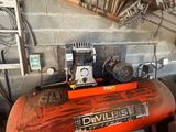 un bateau rouge qui se trouve dans un garage