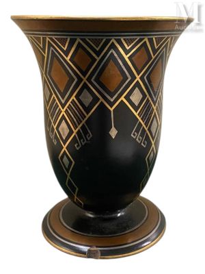 un vase noir orné d'un motif noir et doré