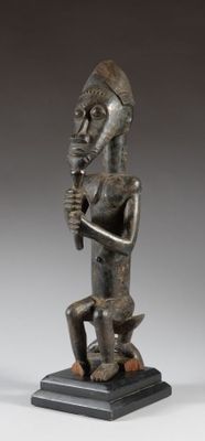 une image représentant la statue d'un homme tenant un couteau à la main