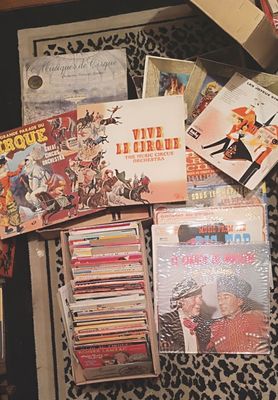beaucoup de livres et de DVD par terre