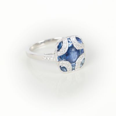 Bague en or gris (750‰) sertie de saphirs et de diamants for…