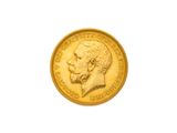 gros plan d'une pièce d'or sur fond blanc