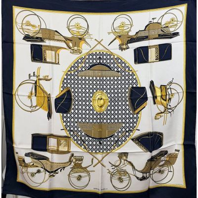 une image représentant une écharpe ornée d'une illustration représentant une calèche et d'autres objets