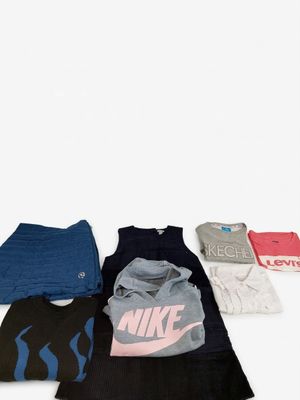 de nombreux t-shirts étalés sur une surface blanche