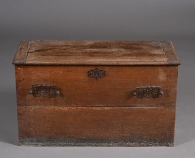 un vieux coffre en bois à deux tiroirs et deux poignées