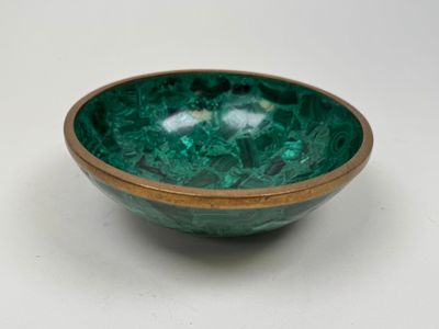 bol marbré vert avec une bordure dorée sur fond blanc