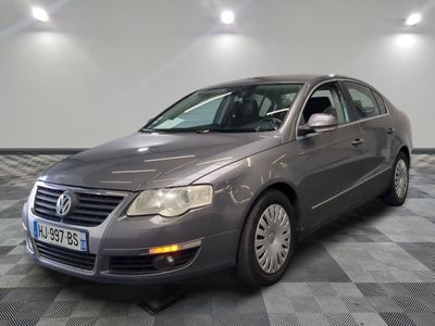 la photo d'une voiture grise garée dans un garage