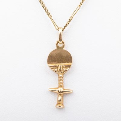 pendentif plaqué or représentant un petit avion et une croix, monté sur une chaîne en or