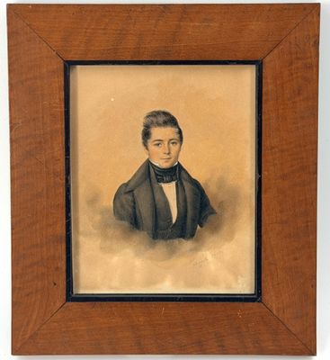 portrait d'un homme en costume et nœud papillon, dans un cadre en bois
