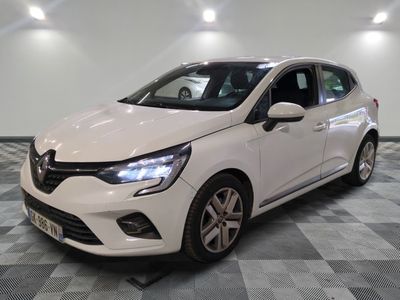 la voiture blanche est garée sur le sol à carreaux d'un garage