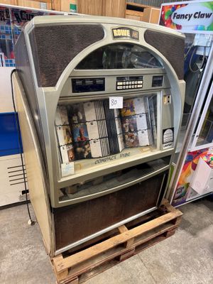 une machine à pièces posée sur une palette dans un magasin