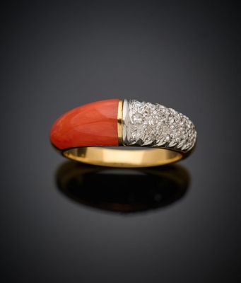 une bague en corail orange et diamants