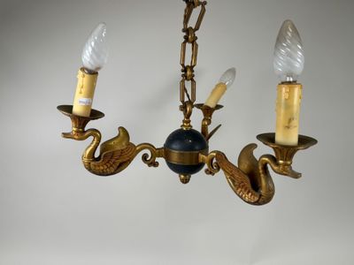 un lustre muni de trois ampoules