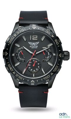 un gros plan d'une montre-bracelet au cadran noir et aux aiguilles rouges