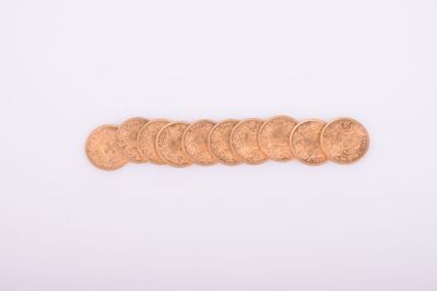 gros plan d'un paquet de pièces de monnaie sur une surface blanche