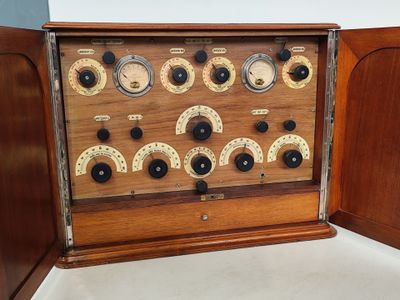 une mallette en bois contenant de nombreux calibres différents