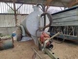 une machine qui se trouve à l'intérieur d'un bâtiment